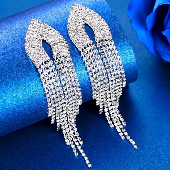 ⭐️ Long Silver Rhinestone Earrings - Picture 1 of 6